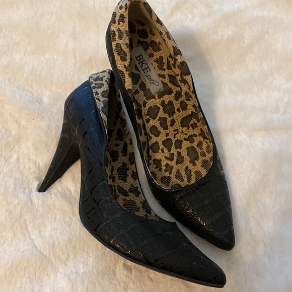 BKE Heels, size 8.5, textured material with leopard print details - Picture 2 of 6
